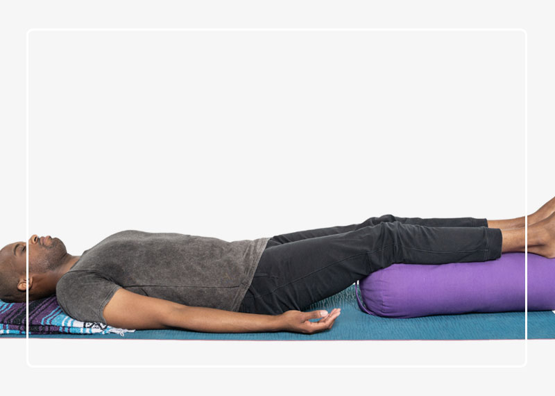 شاواسانا با بالشتک زیر زانو - Savasana