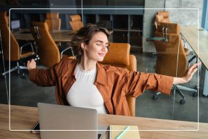 7 حرکت یوگا که پشت میز کار میتوانید انجام دهید